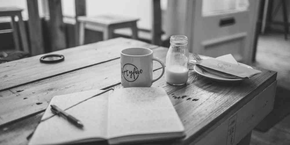 Tasse Kaffee und Milch auf einem Tisch