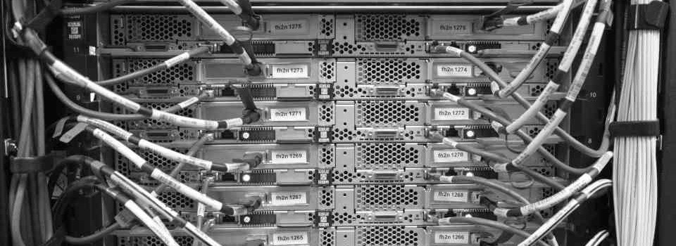 Mehrere angeschlossene Server in einem Rack übereinander