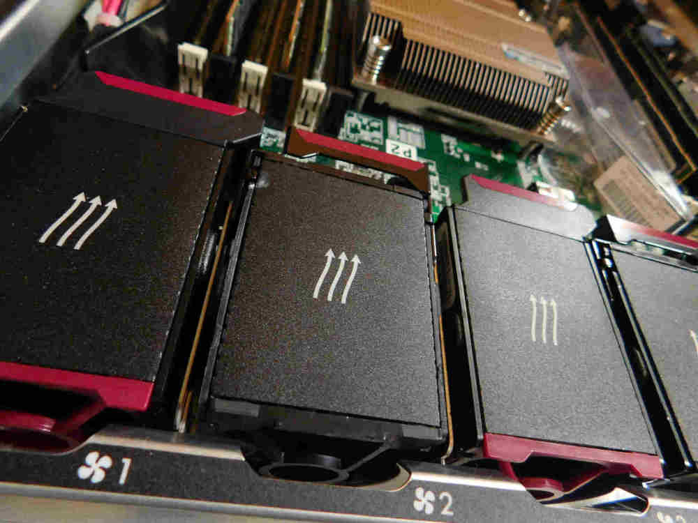 Close-up of a HPE DL360e with view on fans and RAM