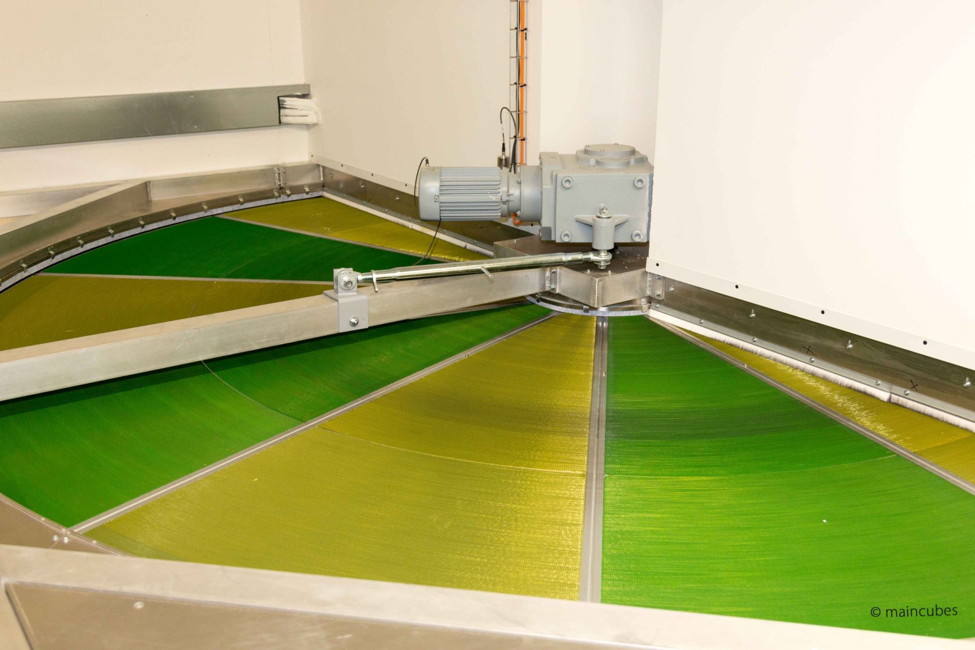 Im Fokus das Kyoto-Kühlrad im maincubes FRA-01 - Bestehend aus gelb/grün gefärbtem Aluminium um die Wärme zwischen Außenluft und Innenluft zu tauschen